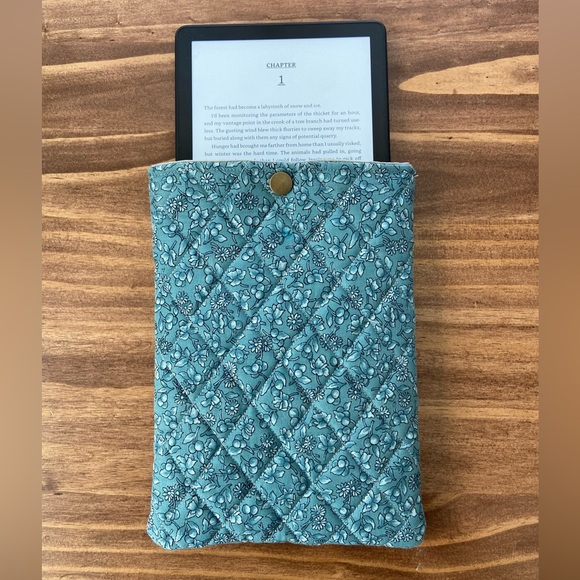Kindle paperwhite sleeve. Blue floral with metal snap closure. - Picture 3 of 5